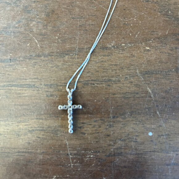 Beautiful Silver Cross and chain - Picture 3 of 6